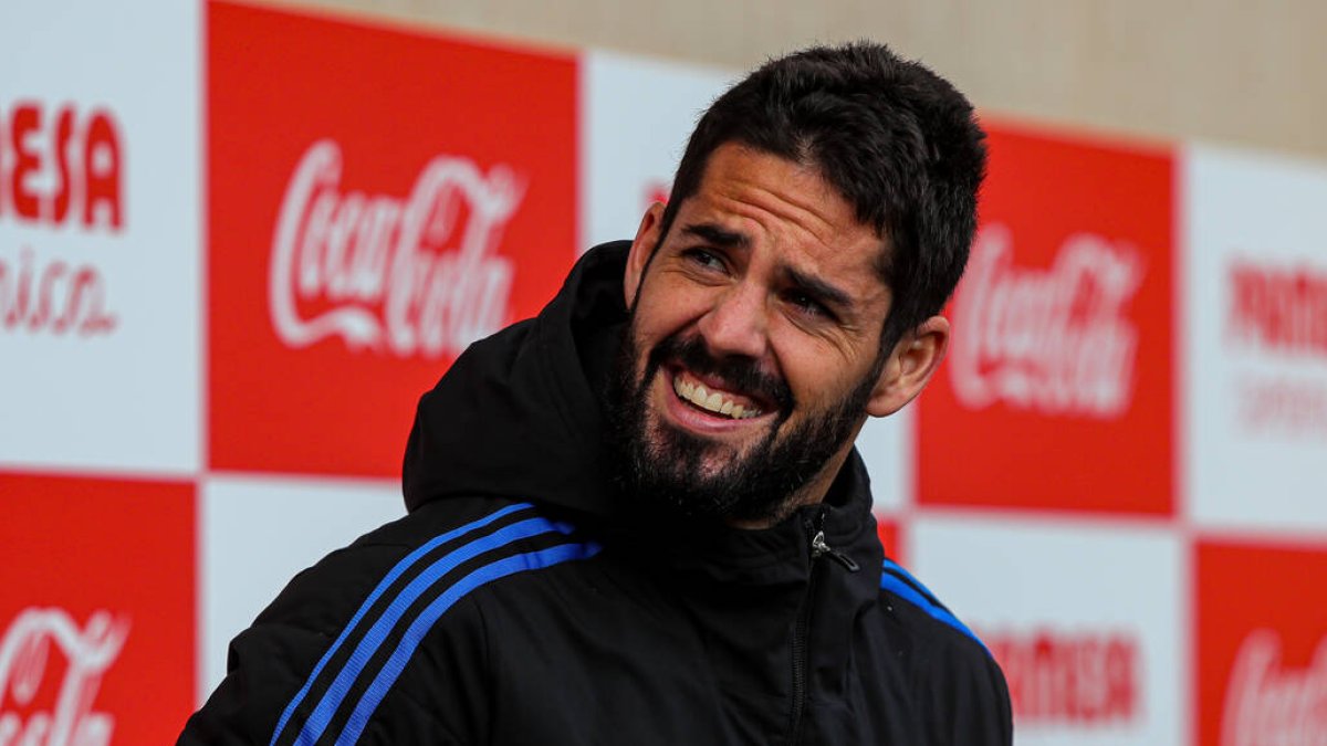 Isco sonríe en el banquillo antes de un partido del Real Madrid.