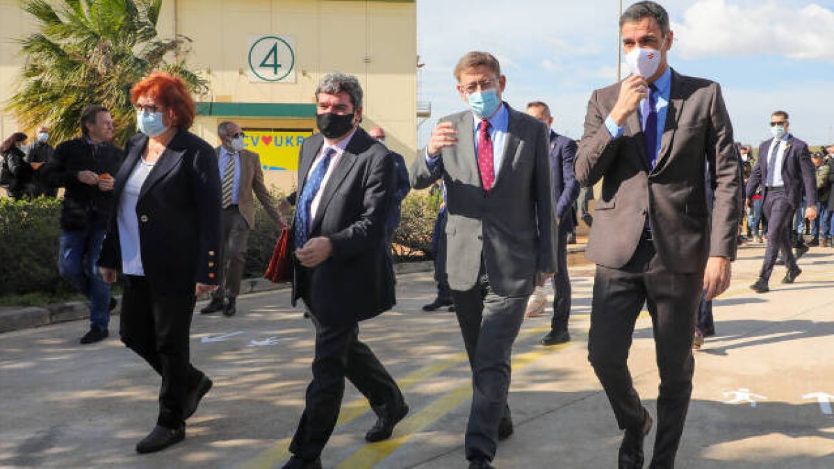 El presidente del Gobierno ha visitado el centro de acogida de Ciudad de la Luz