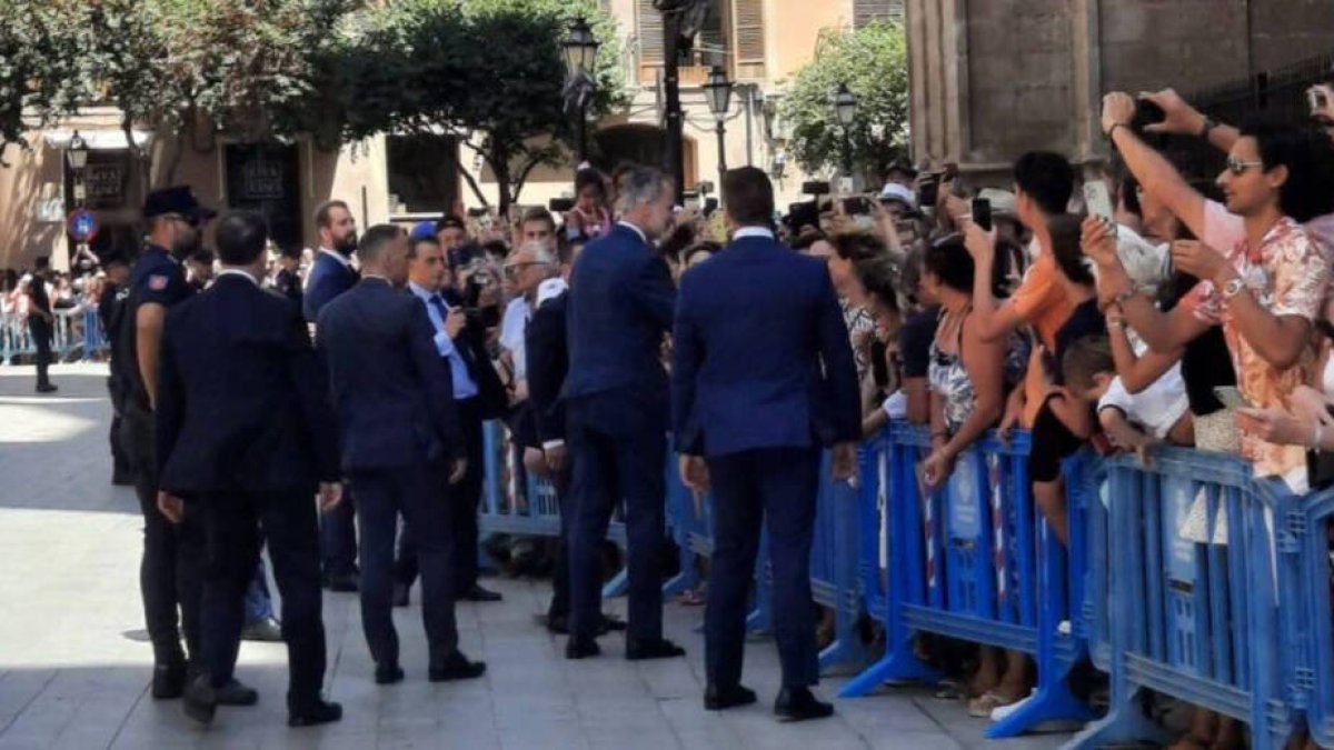 El Rey, aclamado en Marivent tras acercarse espontáneamente a la gente que se agolpaba allí.