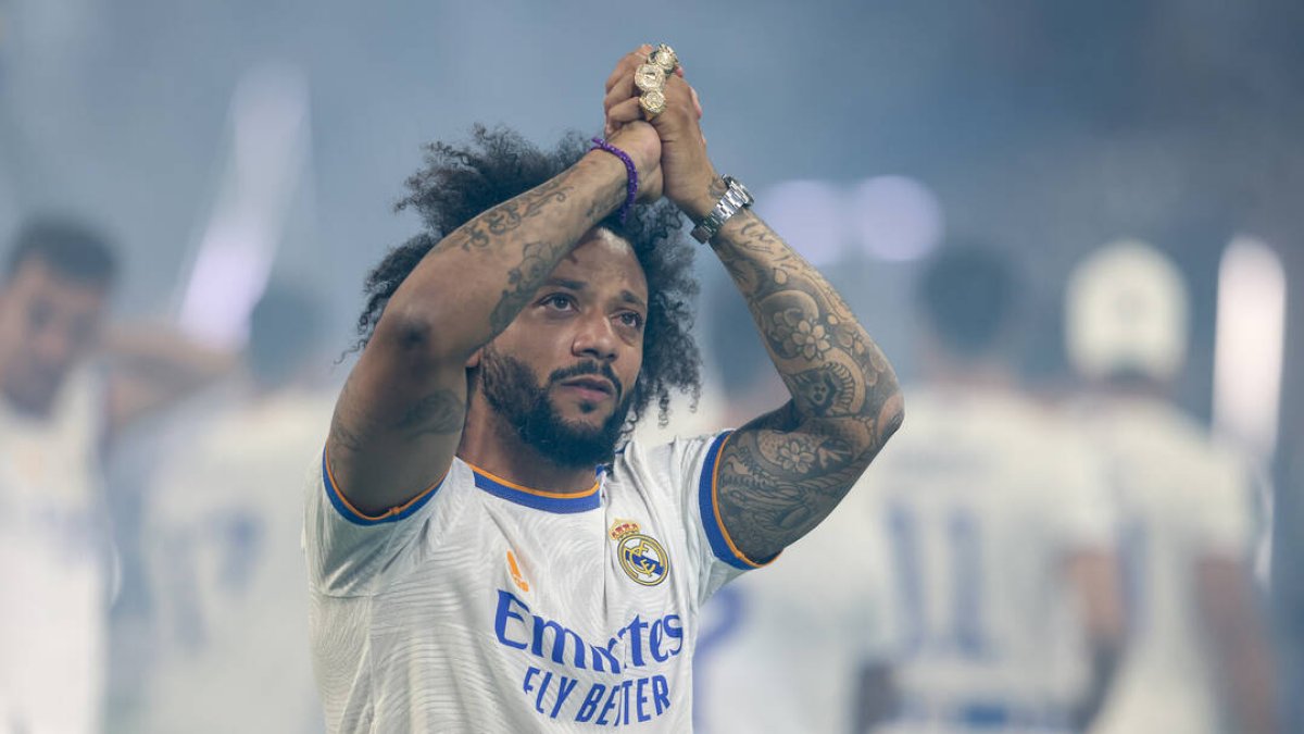 Un Marcelo emocionado agradece el apoyo de la afición del Santiago Bernabéu.