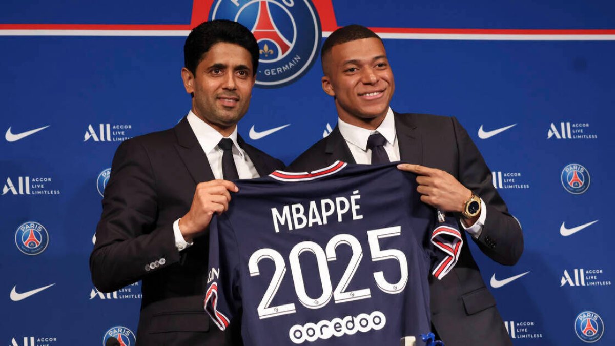 Al-Khelaifi junto a Mbappé durante el acto de renovación