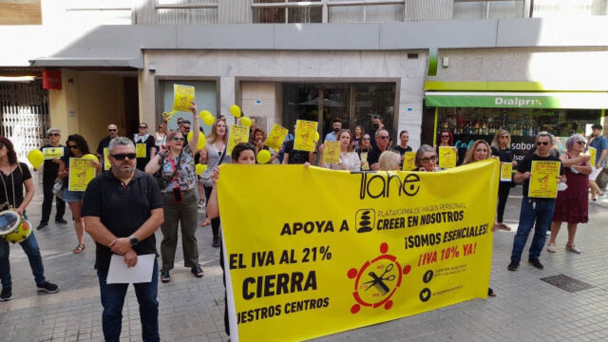 Protesta del Gremio de Peluquería y Belleza de Valencia y la plataforma de imagen personal Creer en Nosotros, y apoyada por las federaciones y asociaciones de la Alianza Empresarial por la Bajada del IVA a la Imagen Personal.