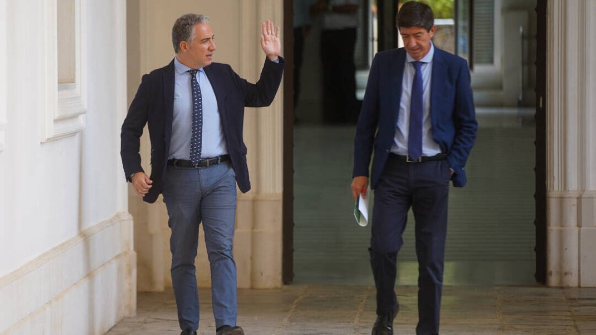 El portavoz del Gobierno, Elías Bendodo, y el vicepresidente de la Junta, Juan Marín, antes de comparecer tras el Consejo de Gobierno.