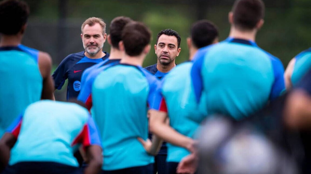 Xavi Hernández dirige una sesión de entrenamiento del Barcelona