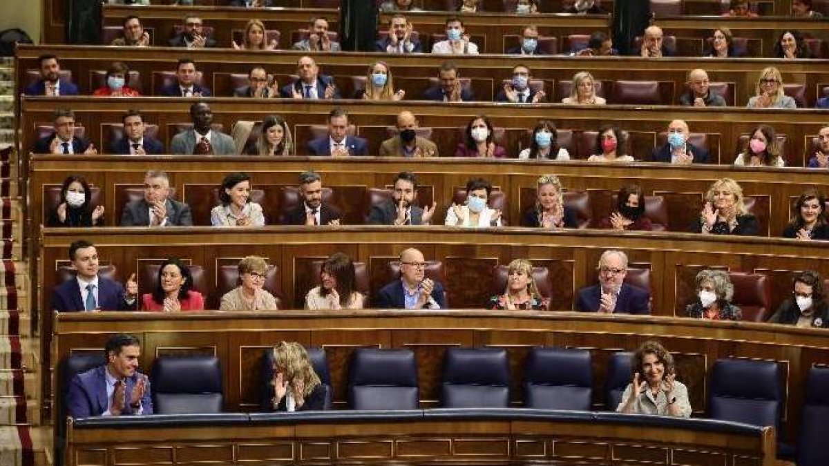 Pedro Sánchez y la bancada del PSOE aplauden la aprobación del decreto anticrisis gracias a Bildu.