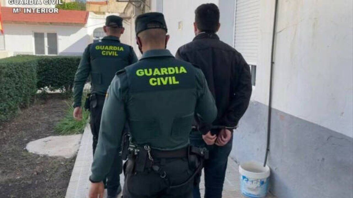 El hombre llevaba varios billetes de 50 euros en el momento de la detención
