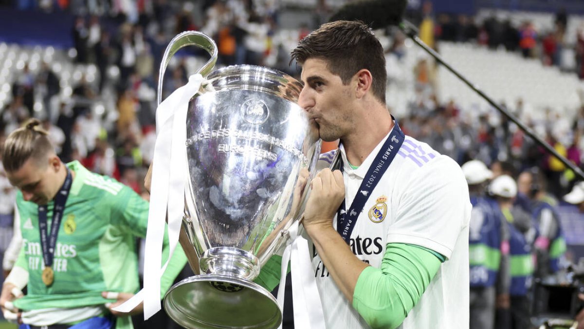 Courtois besa la Champions conseguida ante el Liverpool.
