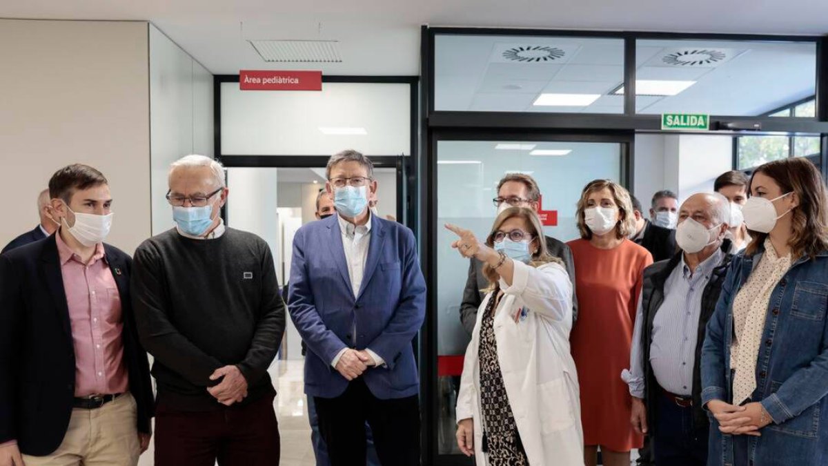 Ximo Puig, Joan Ribó, Sergi Campillo, Sandra Gómez y Miguel Mínguez visitan nuevo centro de salud Tres Forques.