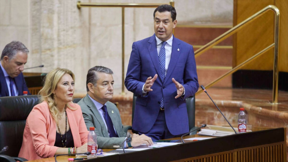 El presidente de la Junta, Juanma Moreno, junto al consejero de Presidencia, Antonio Sanz, y la titular de Economía y Hacienda, Carolina España.