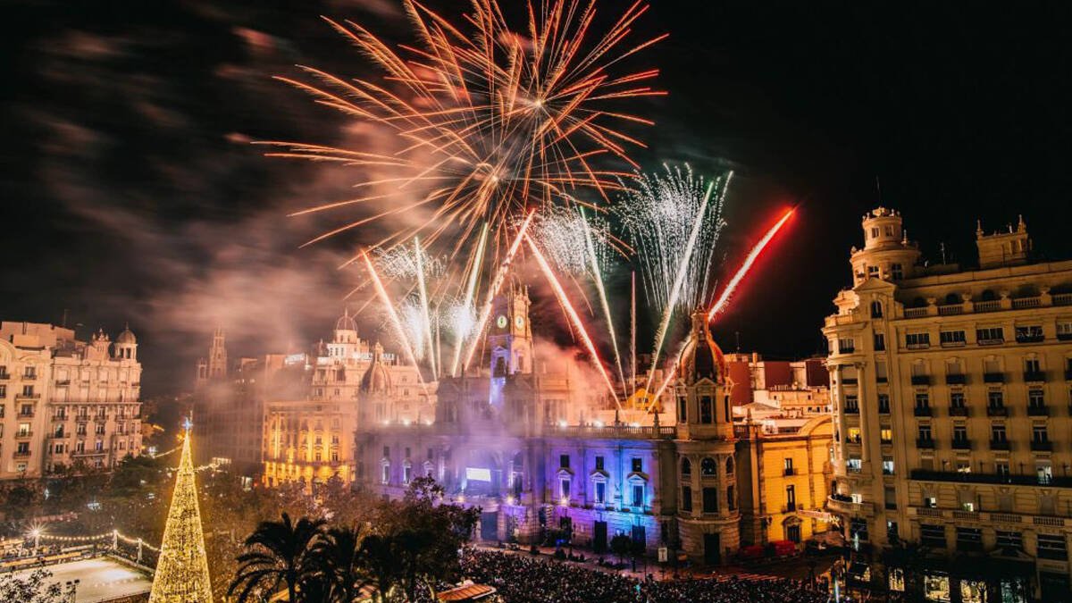 Campanadas 2022-2023 en la plaza del Ayuntamiento de Valencia