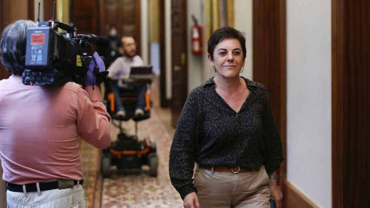 La portavoz de Bildu, Mertxe Aizpurua, delante de Echenique