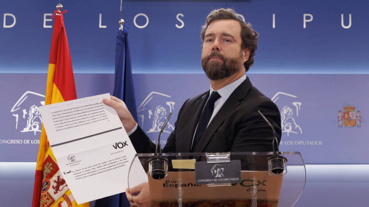 El portavoz de VOX en el Congreso, Iván Espinosa de los Monteros, en una rueda de prensa en el Congreso de los DIputados.