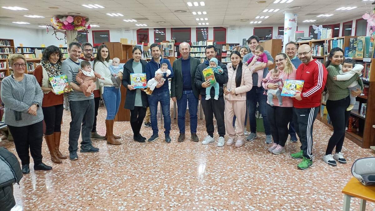 Paco Comes (centro), alcalde de Massanassa, junto con las familias del municipio en la Biblioteca Municipal - AYUNTAMIENTO DE MASSANASSA