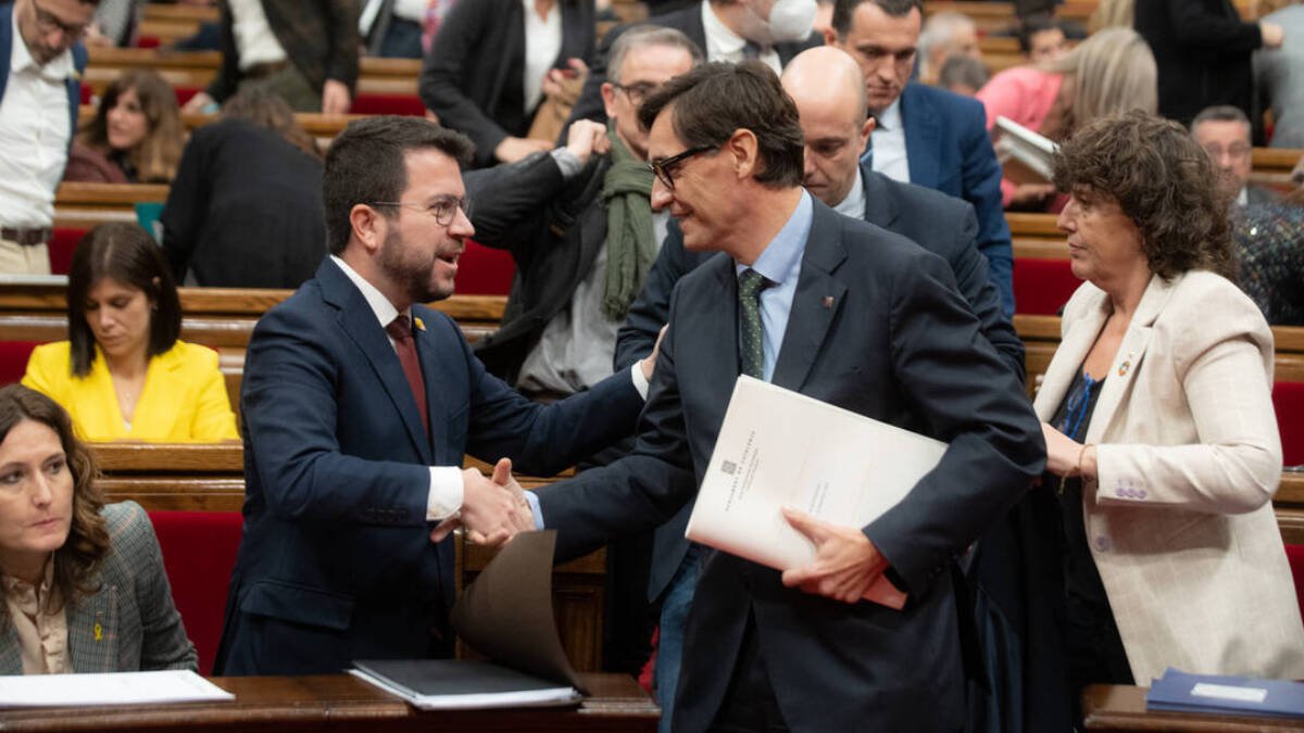 El presidente de la Generalitat, Pere Aragonès (i) y el líder del PSC, Salvador Illa.