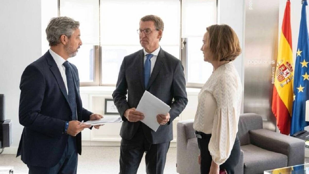 El líder del PP, Alberto Núñez Feijóo, junto a la secretaria general del PP, Cuca Gamarra, y el vicesecretario de Economía, Juan Bravo, en la sede del PP.