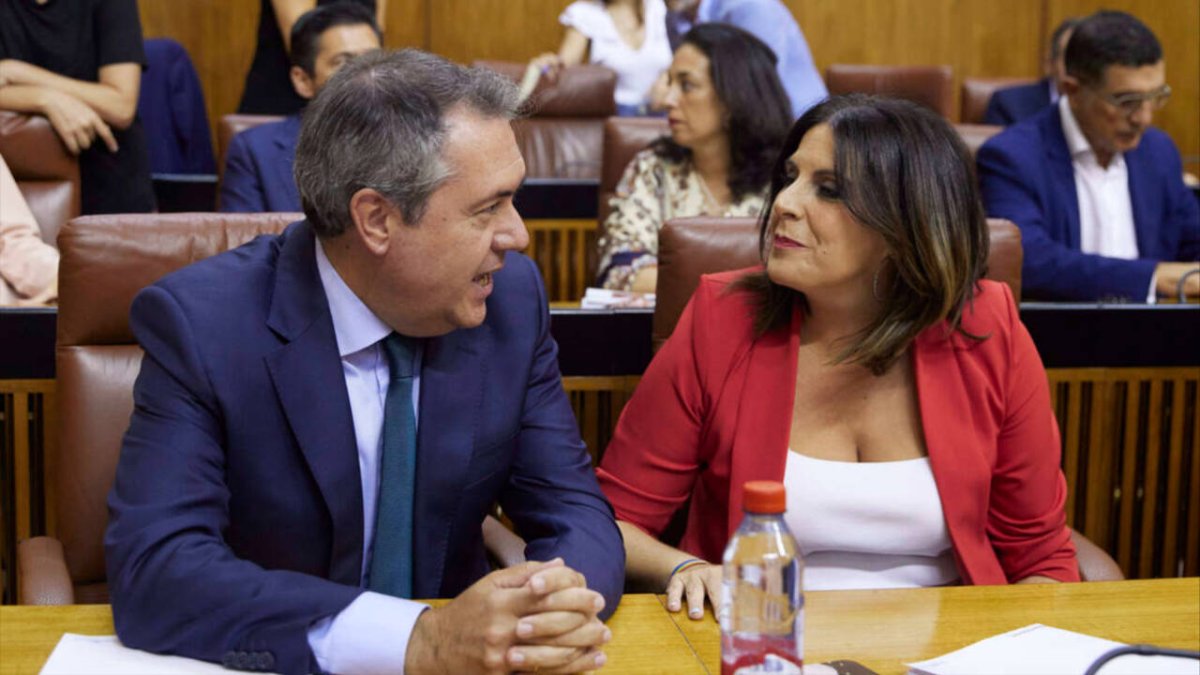 El secretario del PSOE-A, Juan Espadas, y la diputada Ángeles Férriz.