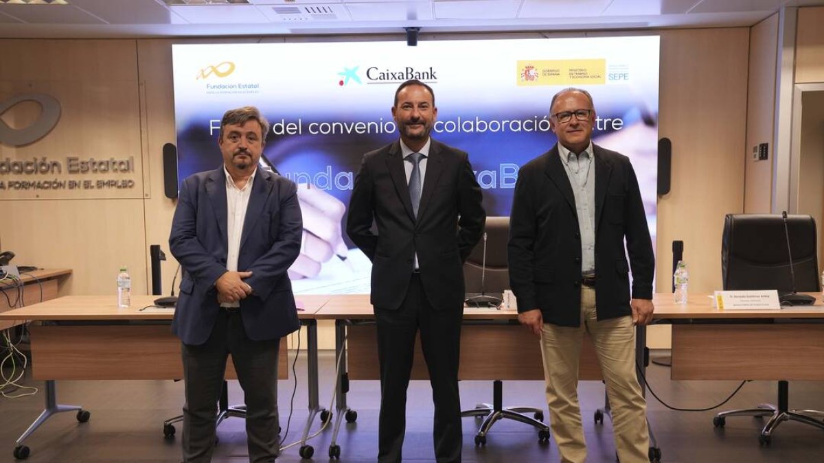 Firma del convenio con Antonio de Luis, director gerente de la Fundación Estatal para la Formación en el Empleo; David López Puig, director de Recursos Humanos de CaixaBank, y Gerardo Gutiérrez, director general del Servicio Público de Empleo Estatal.