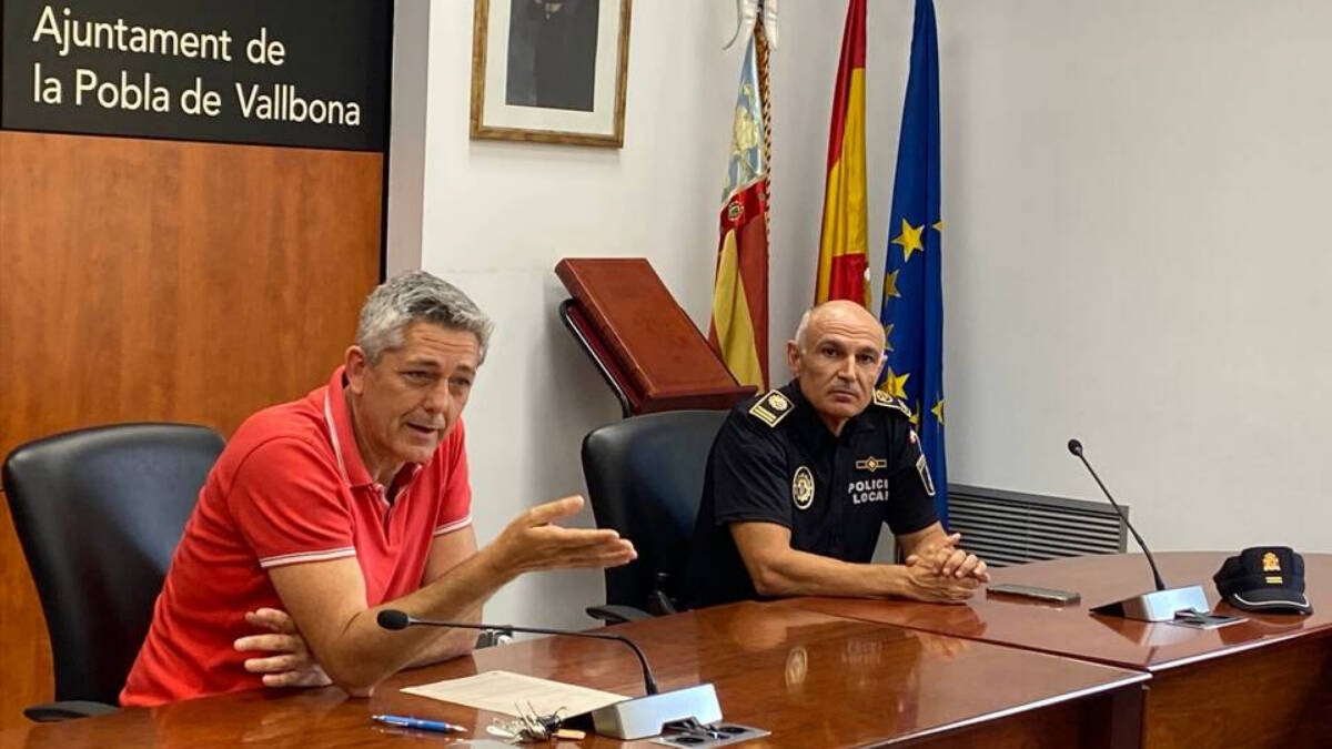 El alcalde de la Pobla de Vallbona junta al jefe de la Policía Local