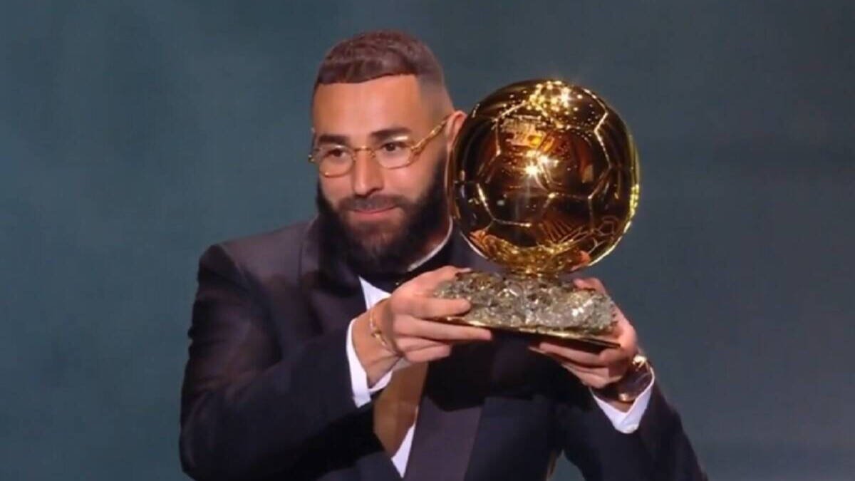 Karim Benzema, con el trofeo del Balón de Oro.