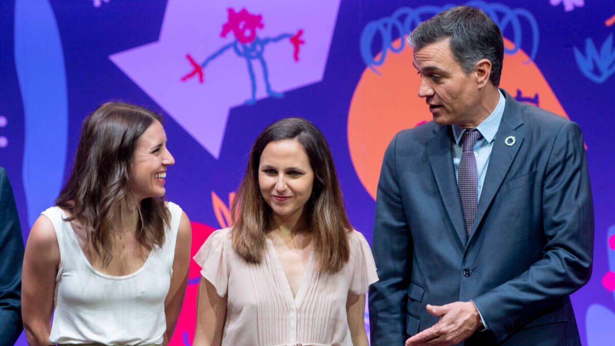 La ministra de Igualdad, Irene Montero; la ministra de Derechos Sociales y Agenda 2030, Ione Belarra y el presidente del Gobierno, Pedro Sánchez.
