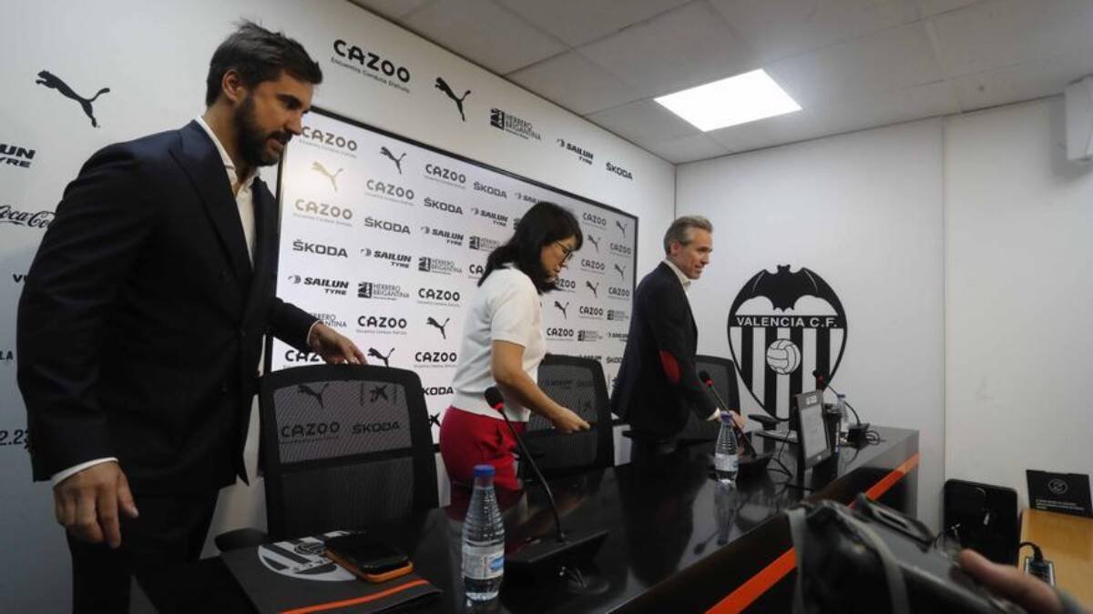 De izquierda a derechas; Javier Solís, Lay Hoon y Miguel Ángel Corona - ARCHIVO VALENCIA CF