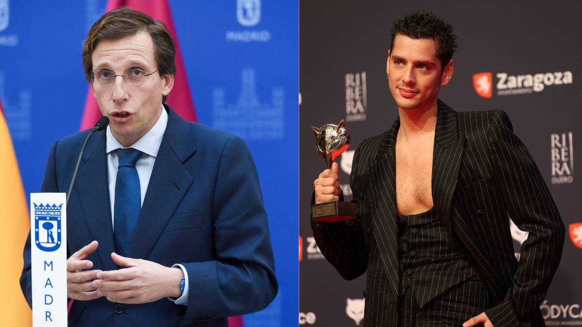 El alcalde de Madrid, José Luis Martínez-Almeida, y el director de cine y actor Eduardo Casanova, después de recibir un premio Feroz.