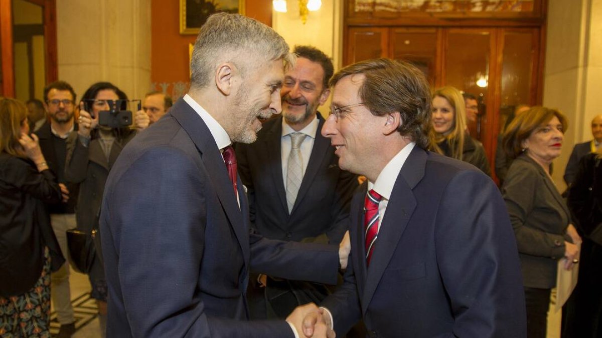 El ministro Marlaska y el alcalde Almeida, en un acto.