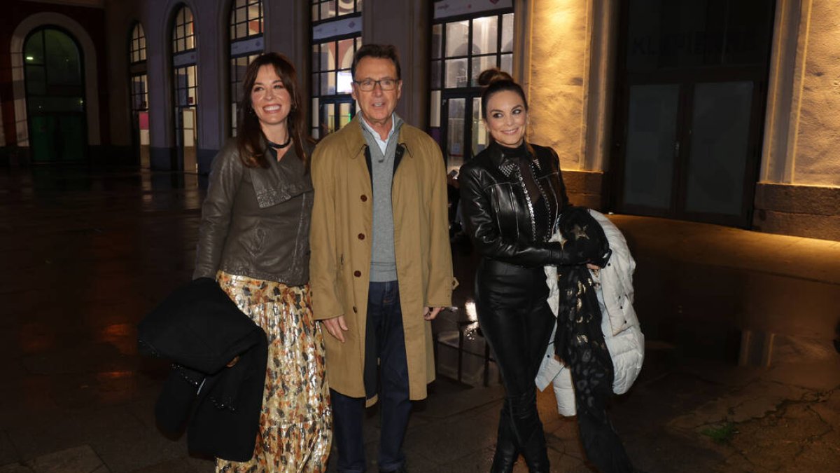 Mamen Mendizábal, a la izquierda, junto a Matías Prats y Mónica Carrillo.