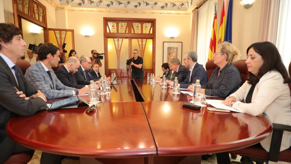 Imagen de la Mesa de la Cerámica de Castellón presidida por Ximo Puig - GVA