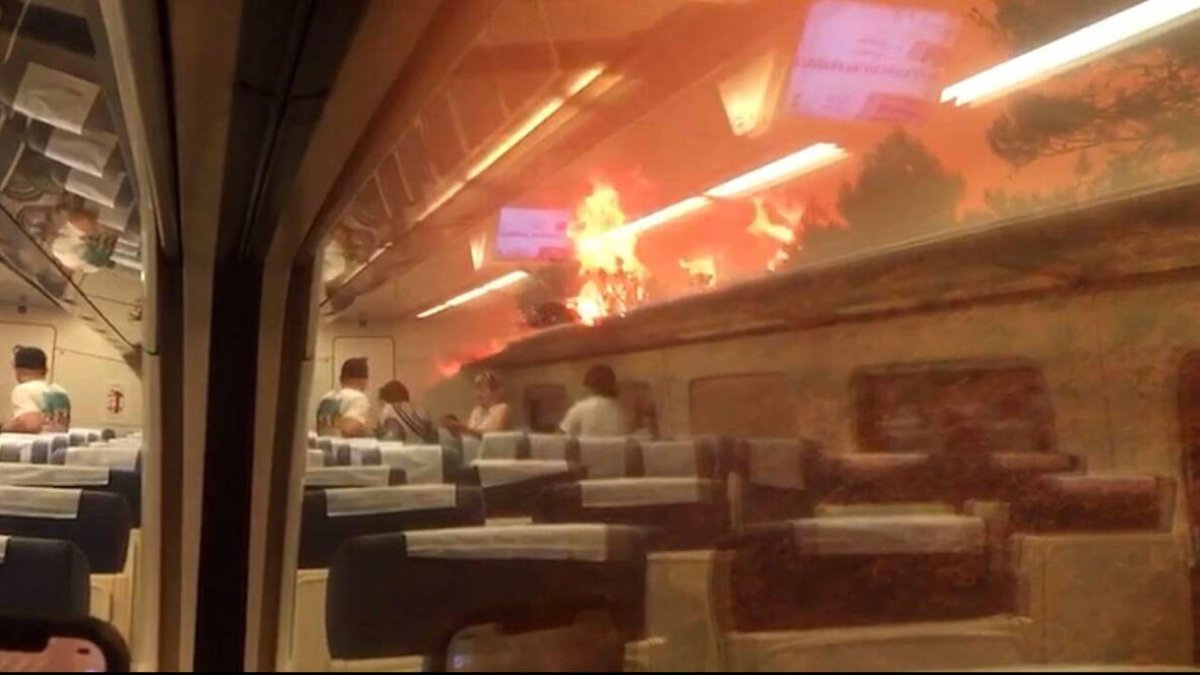 Imágenes del tren de Bejís cercado por las llamas