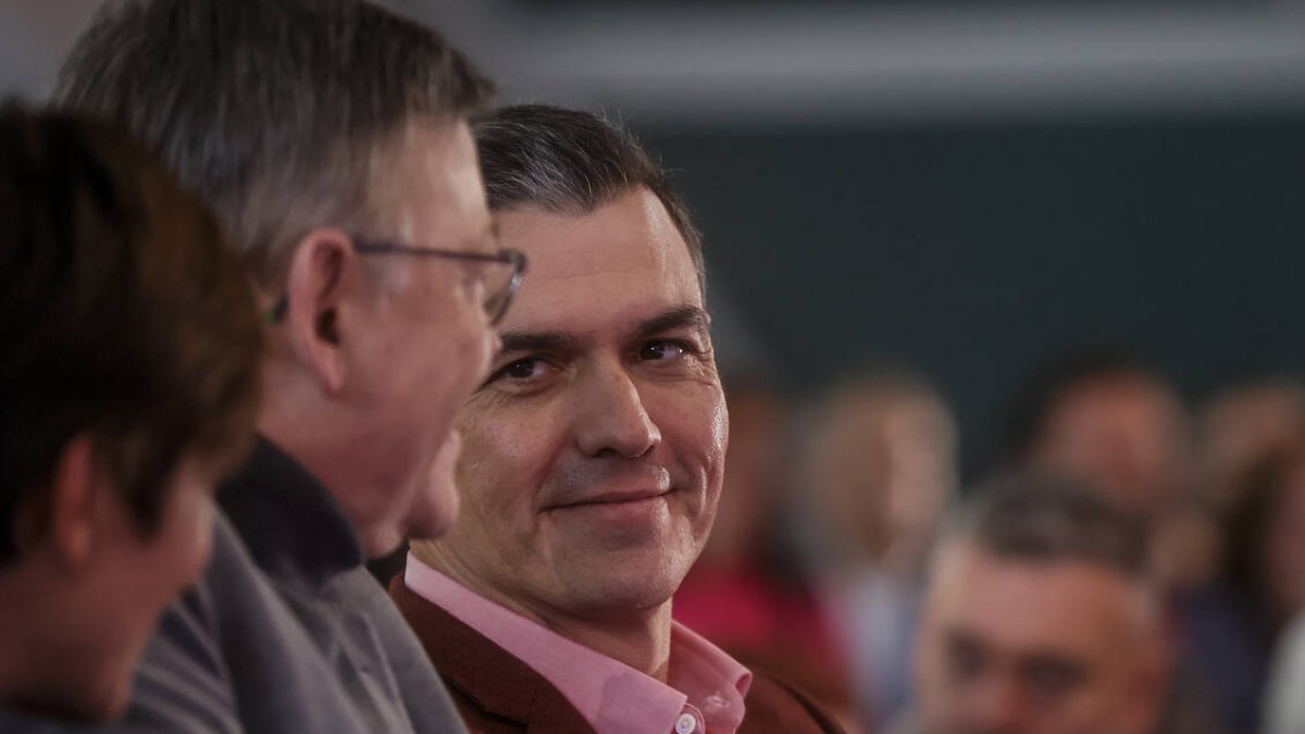 Pedro Sánchez junto a Ximo Puig en el acto del PSOE en feria Valencia el 17 de diciembre - EP