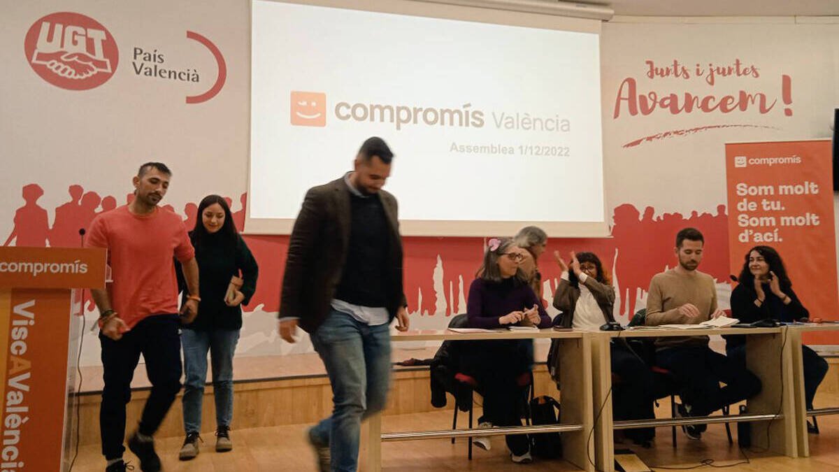 Asamblea de Compromís con los rostros cabizbajos