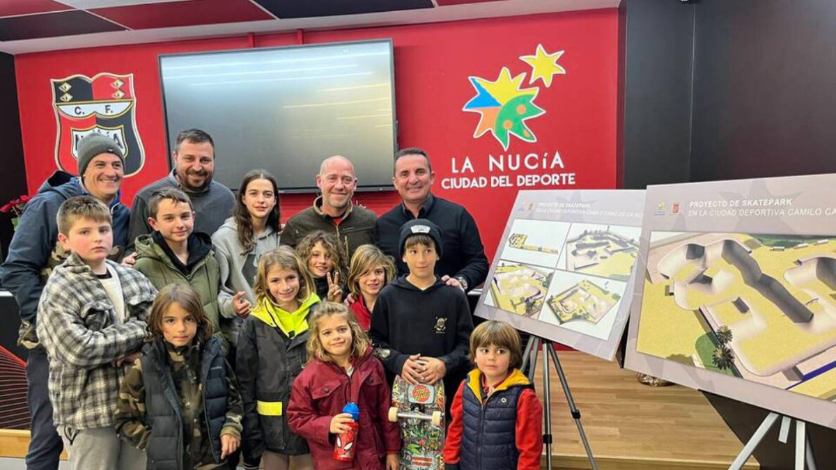 Alumnos y monitores de la escuela de skate junto a Sergio Villalba, concejal de Deportes y Bernabé Cano, alcalde de La Nucía.