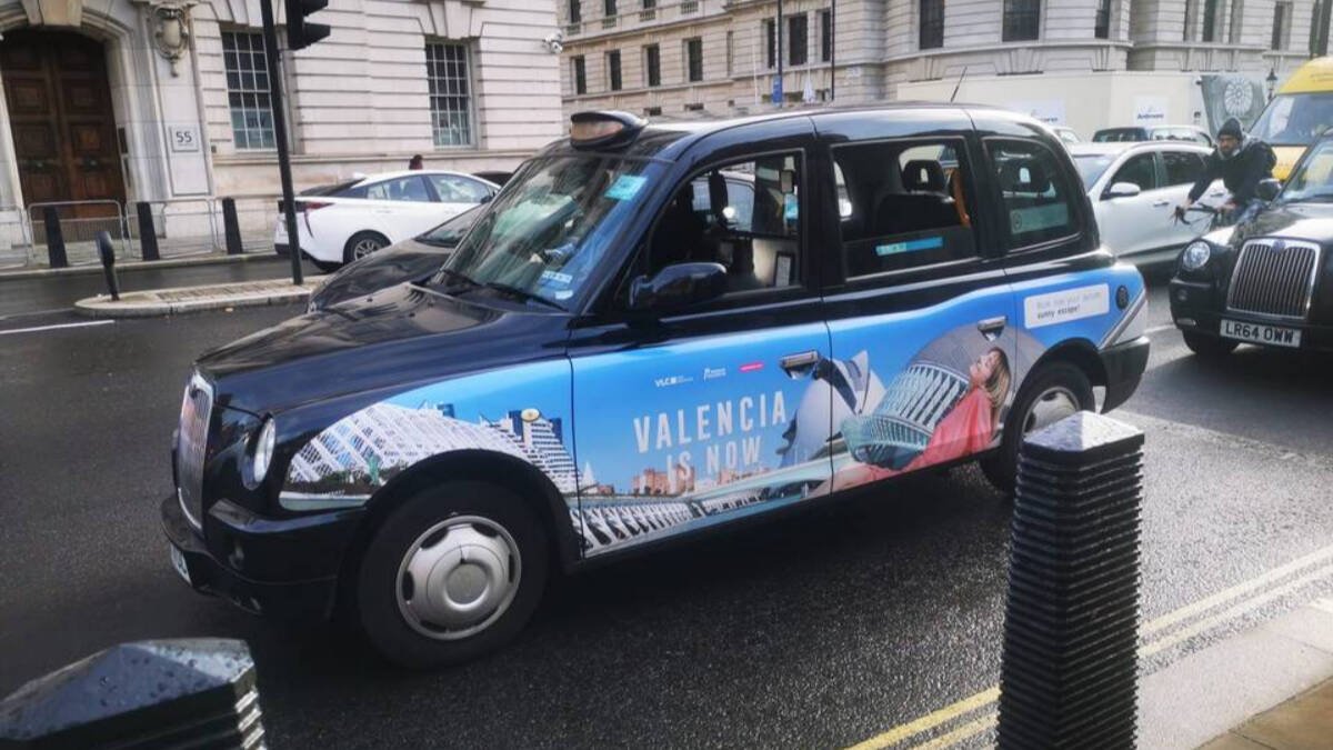 Taxi de Londres con la campaña de Valencia