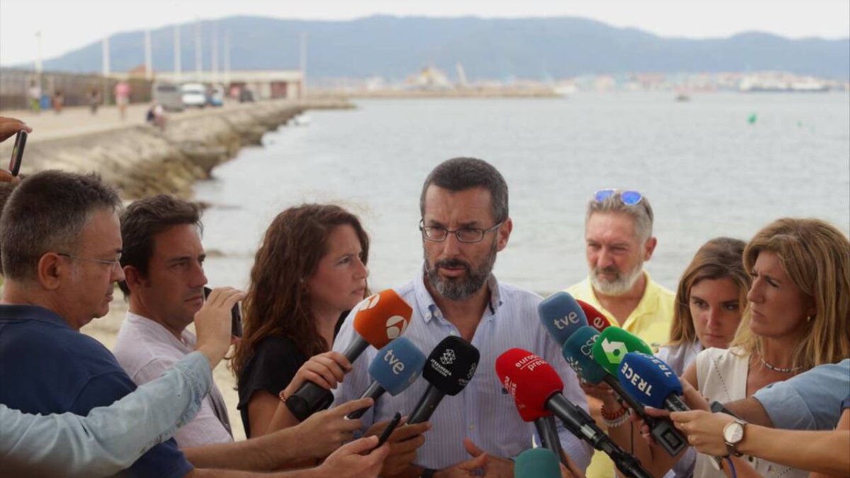 El alcalde de La Línea de la Concepción (Cádiz), Juan Franco, en la playa de Poniente.