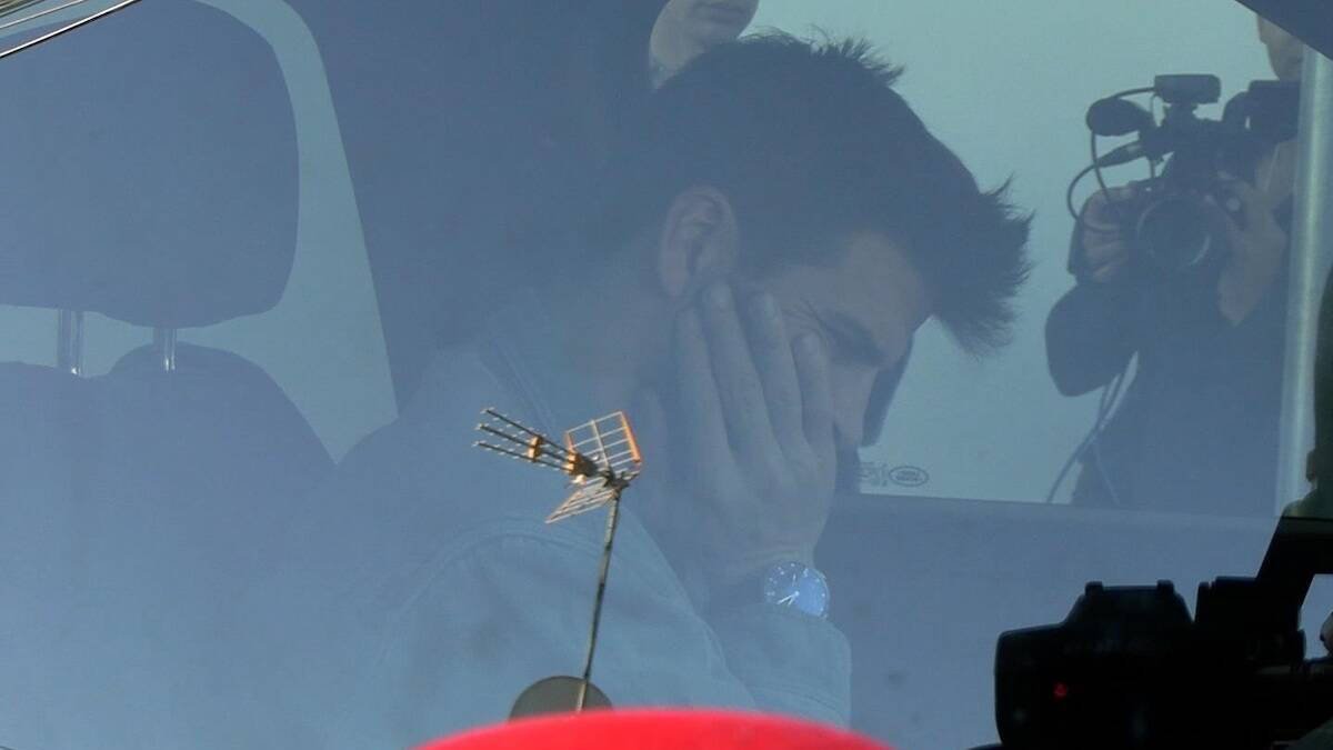 Gerard Piqué, a las puertas de la casa de Shakira. Europa Press.