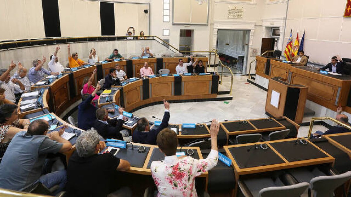 PSOE, Compromís, CCOO, UGT y Escola Valenciana dicen sí a la Tasa Turística