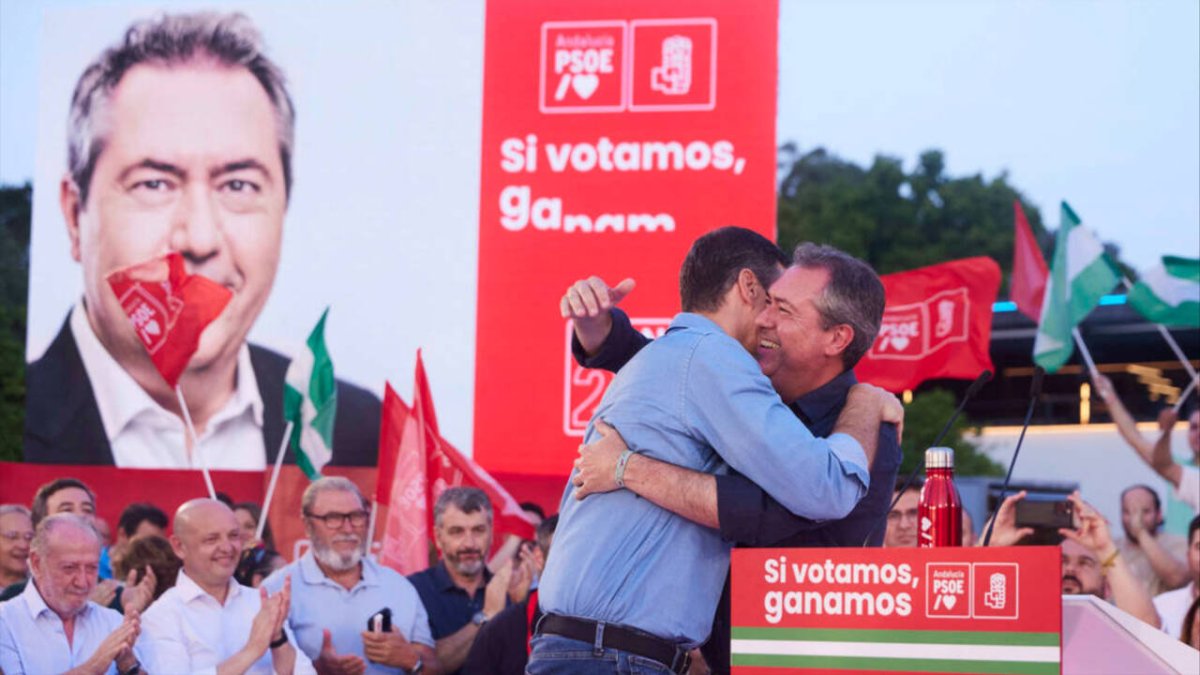 Pedro Sánchez abraza a Espadas en la campaña de las elecciones autonomómicas.