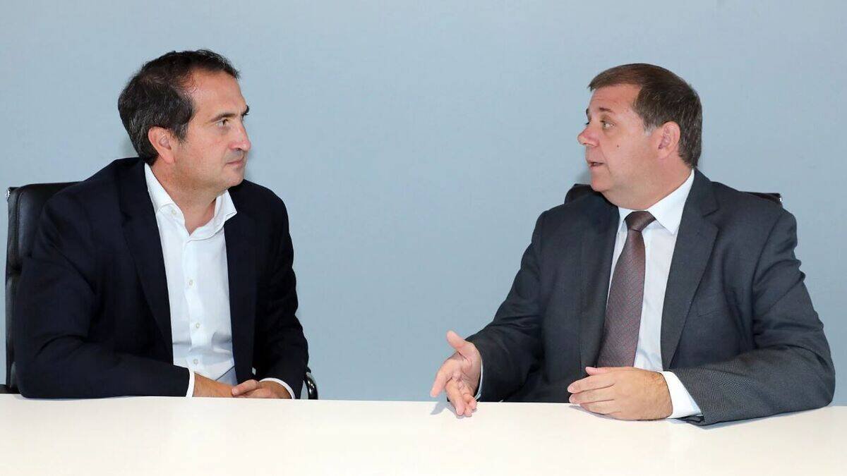 Peio Belausteguigoitia, country manager de BBVA España y Juan Manuel Serrano, presidente de Correos, durante la firma del acuerdo.
