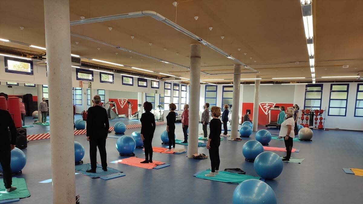 Una actividad dirigida en un gimnasio I Imagen de archivo.