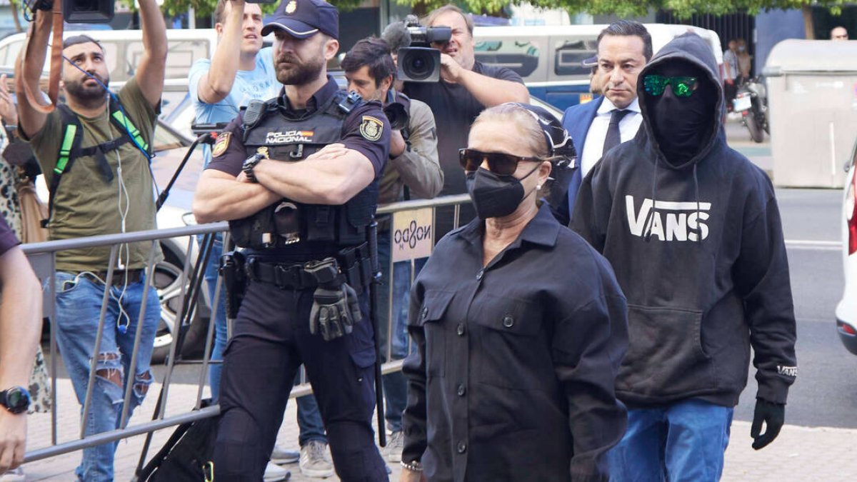 Francisco Javier García, conocido como “El Cuco”, sale con su madre, Rosalía García, de los juzgados tras la segunda sesión del juicio.