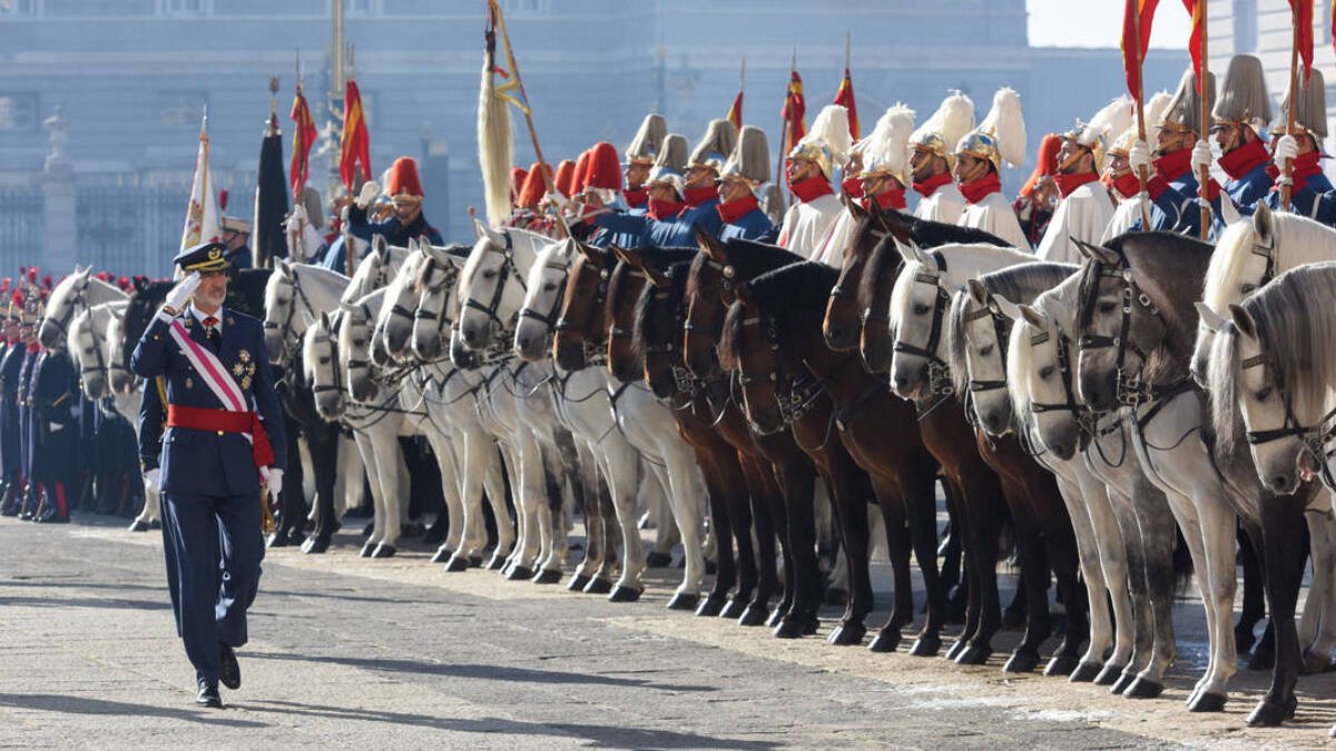 Don Felipe saluda, durante la Pascua Militar.