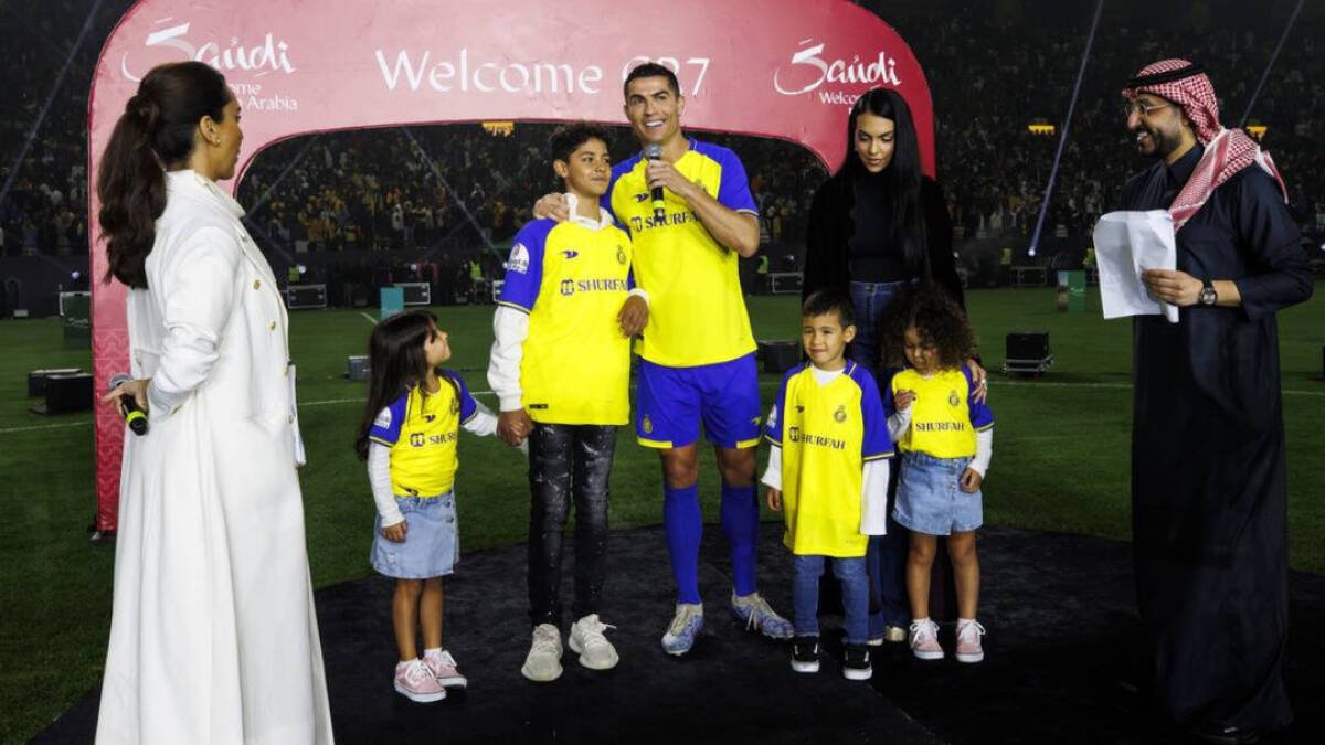 Cristiano y su familia, en la presentación en Riad. Europa Press.