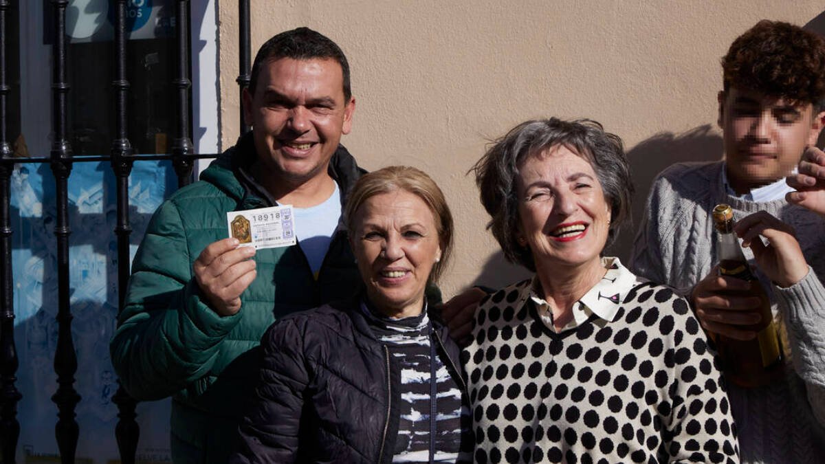 Una familia, agraciada con el tercer premio.