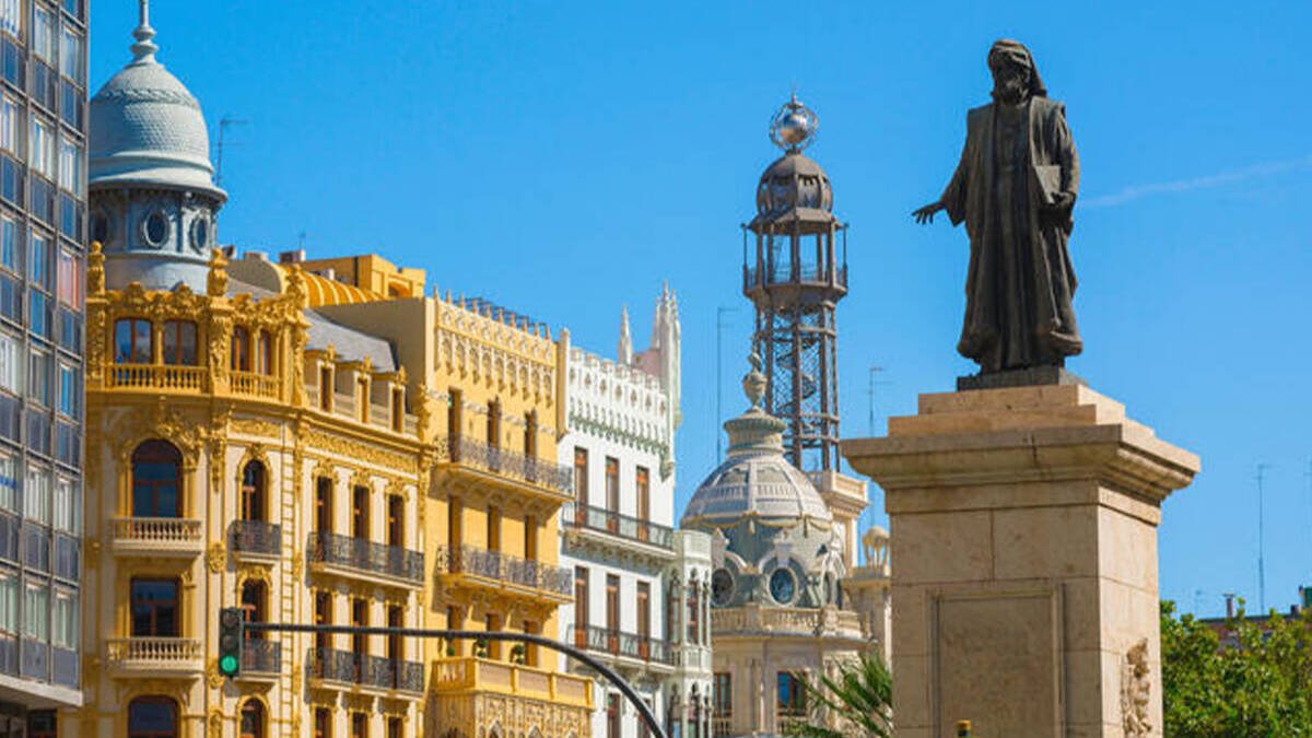 Estatua de Vinatea en la Plaza del Ayuntamiento