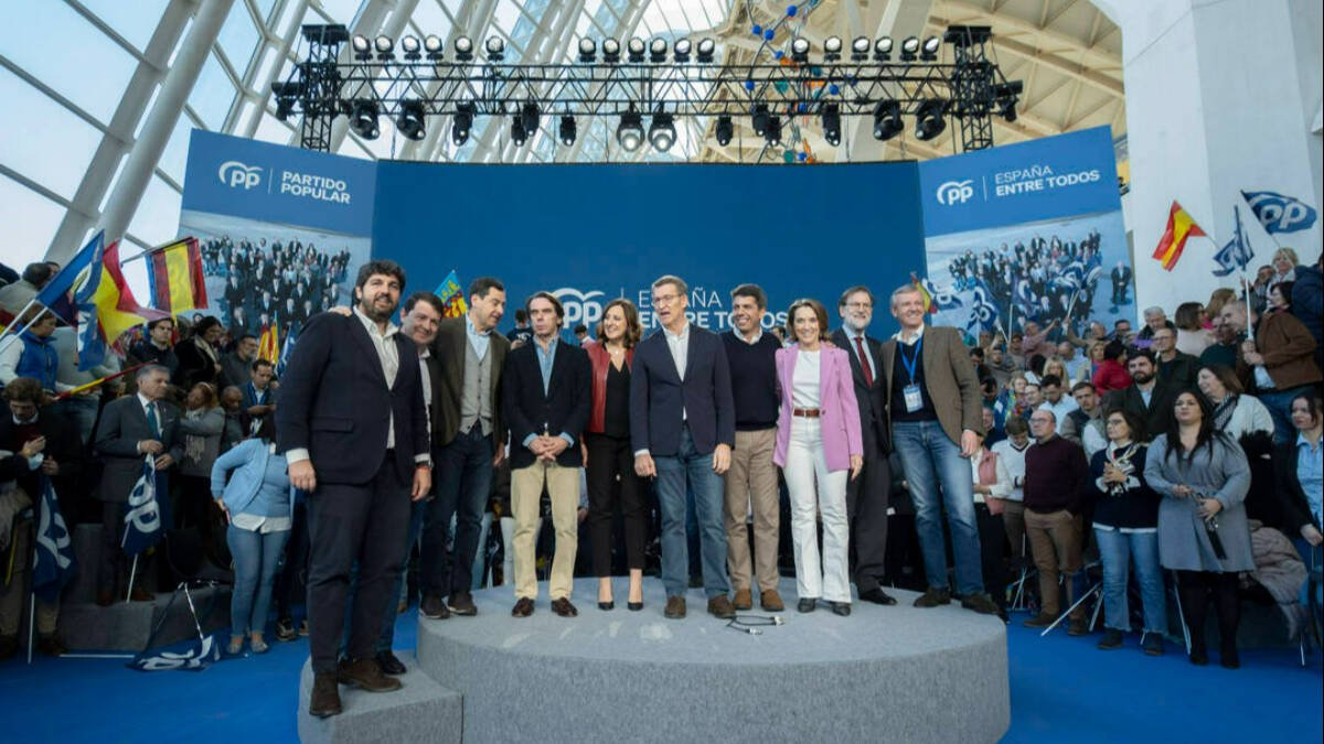 El tren de Sánchez no cabe por el túnel de la Moncloa: pánico en el PSOE