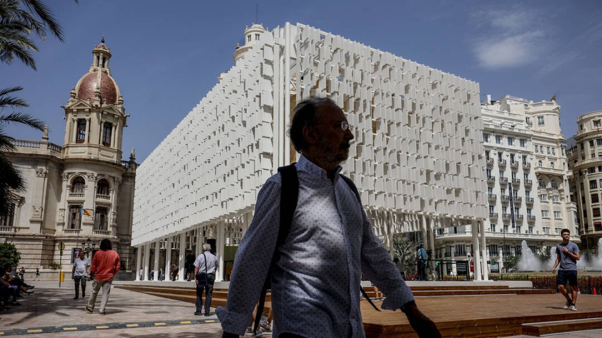 Una persona pasea frente al monumento 'Ágora València’ durante su apertura y la presentación de sus actividades como capital del diseño 2022, en la Plaza del Ayuntamiento.