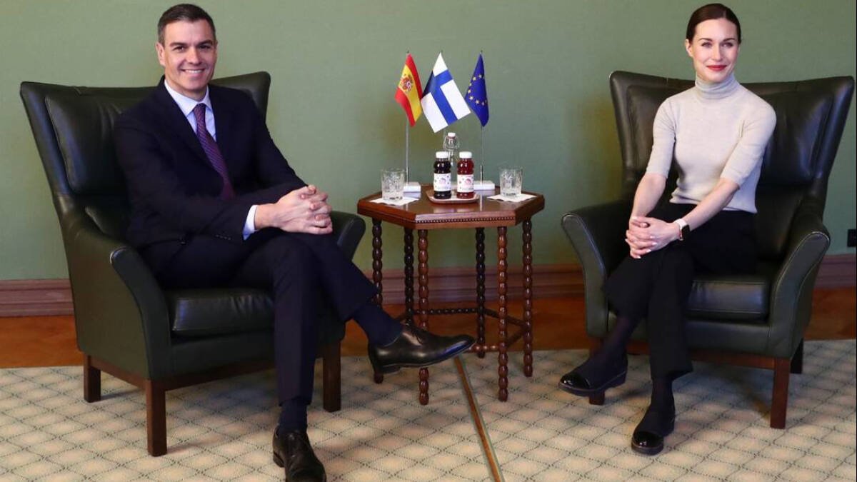 El presidente del Gobierno, Pedro Sánchez, y la primera ministra de Finlandia, Sanna Marin, reunidos en Helsinki.