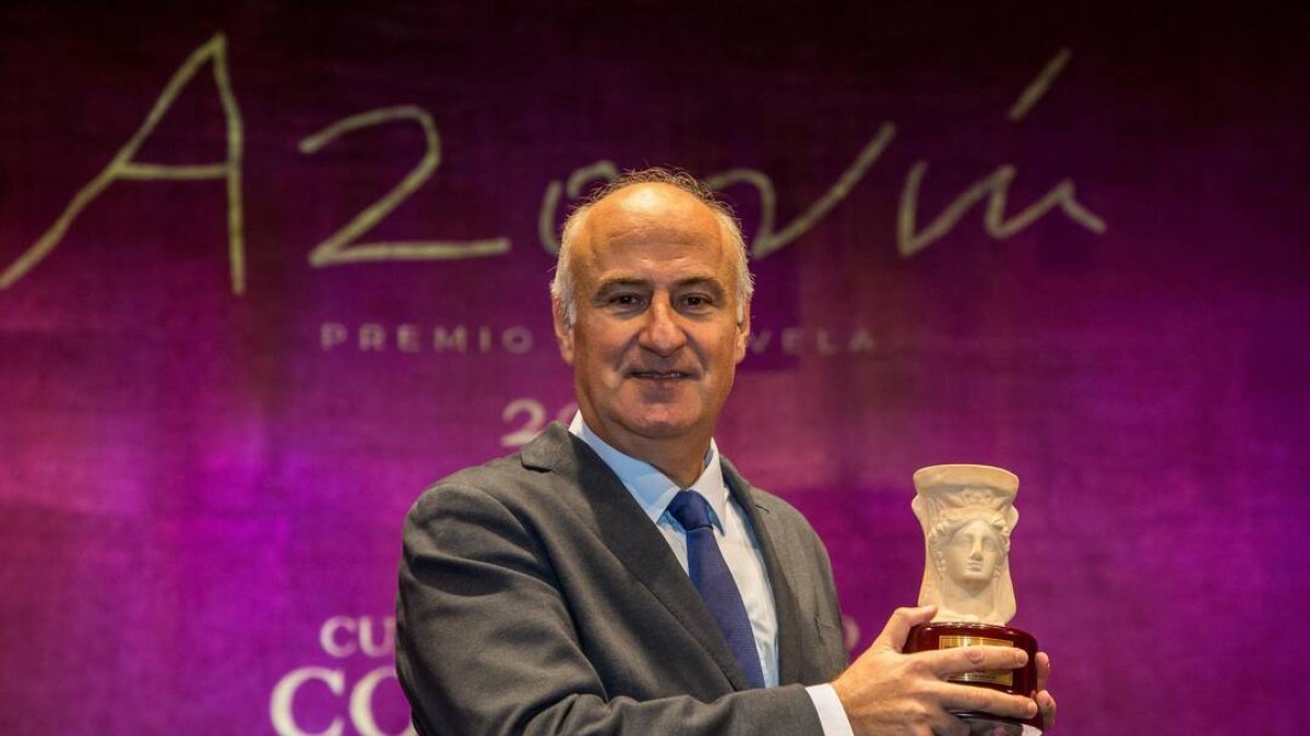 Fernando Benzo Sainz durante la gala de entrega del 'Premio Azorín de Novela 2023', en el Auditorio de la Diputación de Alicante