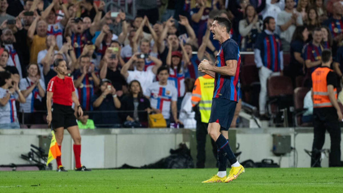 Lewandowski celebra uno de sus goles en el Barcelona - Villarreal.